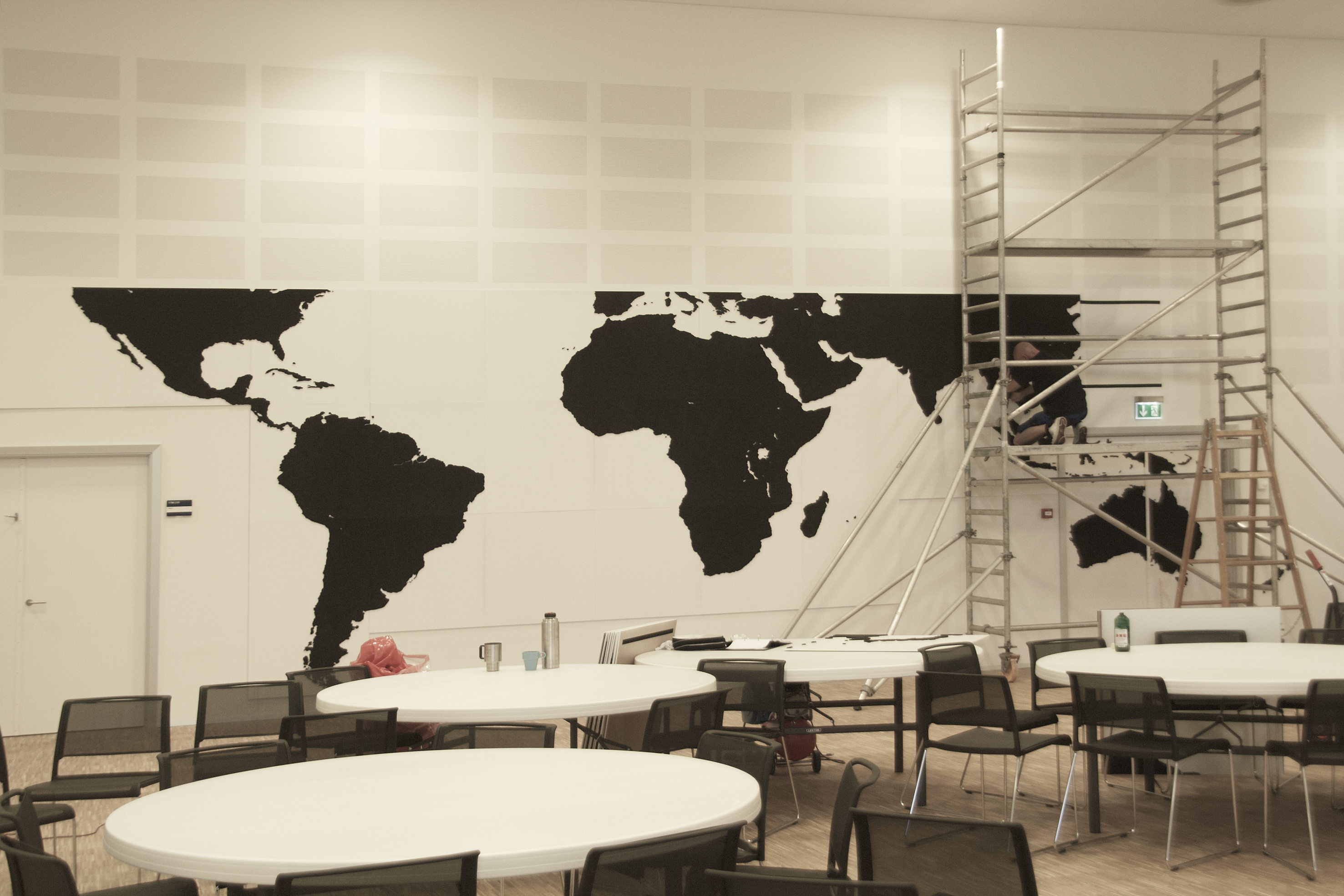 fraster, filt, opklæbning, akustik, uld filt, inspiration, design, indretning, filttavle, udsmykning, opklæbet filt, filt på væg, limet filt, vægfilt, filtfarve, dekoration